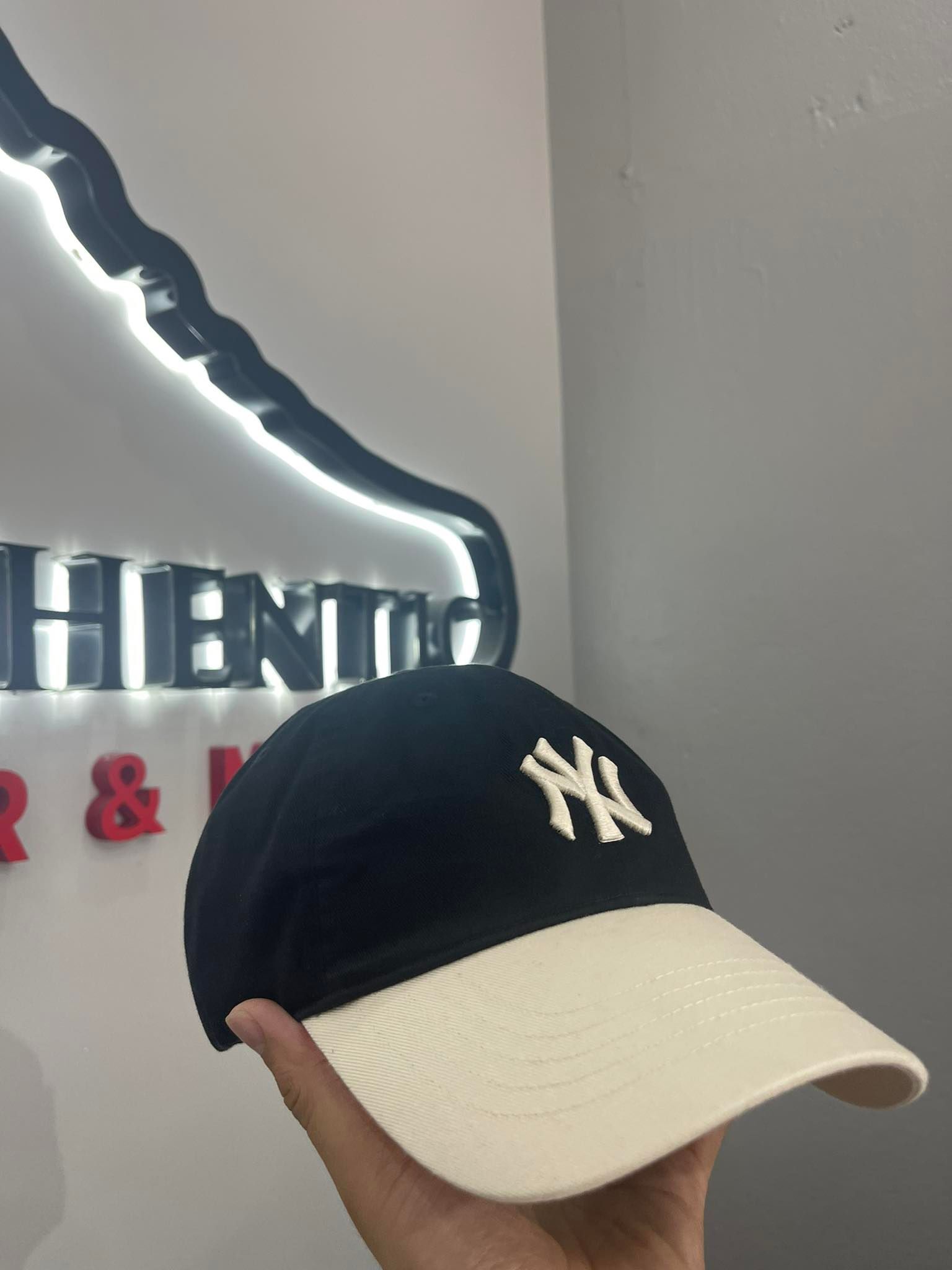 Mũ đen trắng NY